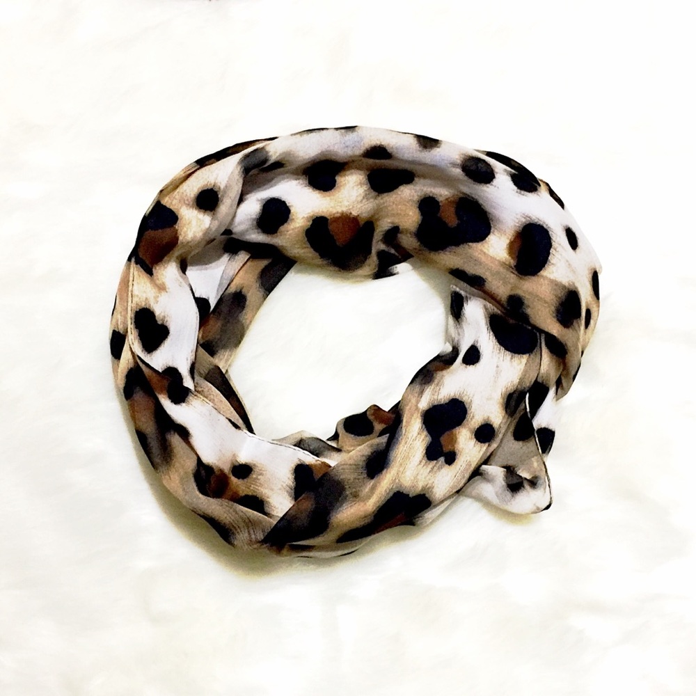 Gorgeous, Super Chic Sheer Leopard Print Scarf 🧣